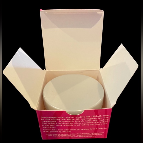 Mary Kay Signature Loose Powder - Picture 2 of 8